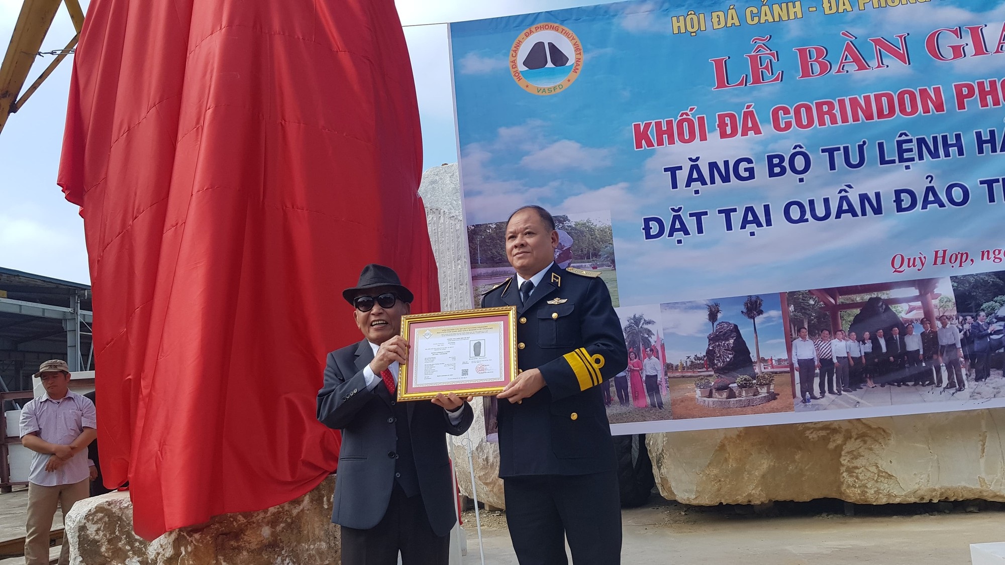 Tặng khối đá Corindon 25 tấn cho quần đảo Trường Sa lớn - Ảnh 1.