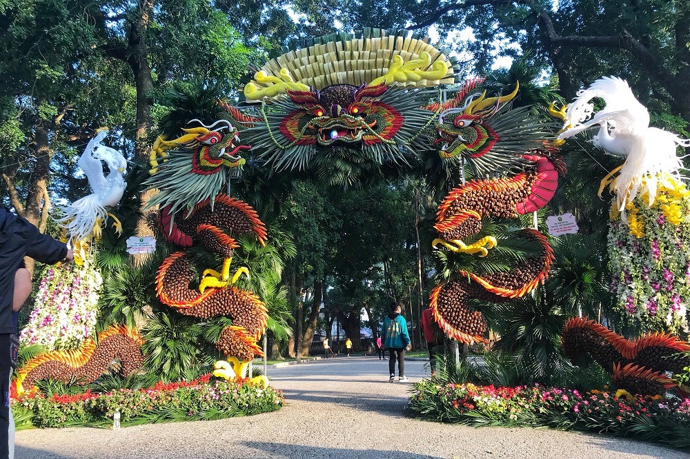 Mãn nhãn tác phẩm hình rồng “khổng lồ” được tạo từ 1,2 tấn hoa quả ở Hà Nội - Ảnh 1. Mãn nhãn tác phẩm hình rồng “khổng lồ” được tạo từ 1,2 tấn hoa quả ở Hà Nội - Ảnh 1.