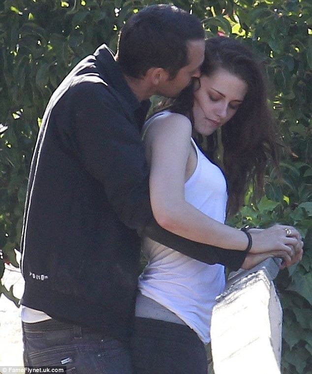 Kristen Stewart lại có bạn gái mới? - Ảnh 8. Kristen Stewart lại có bạn gái mới? - Ảnh 8.
