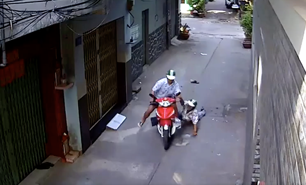 Dân vây bắt đối tượng cướp xe máy của tài xế Grab - Ảnh 1. Dân vây bắt đối tượng cướp xe máy của tài xế Grab - Ảnh 1.