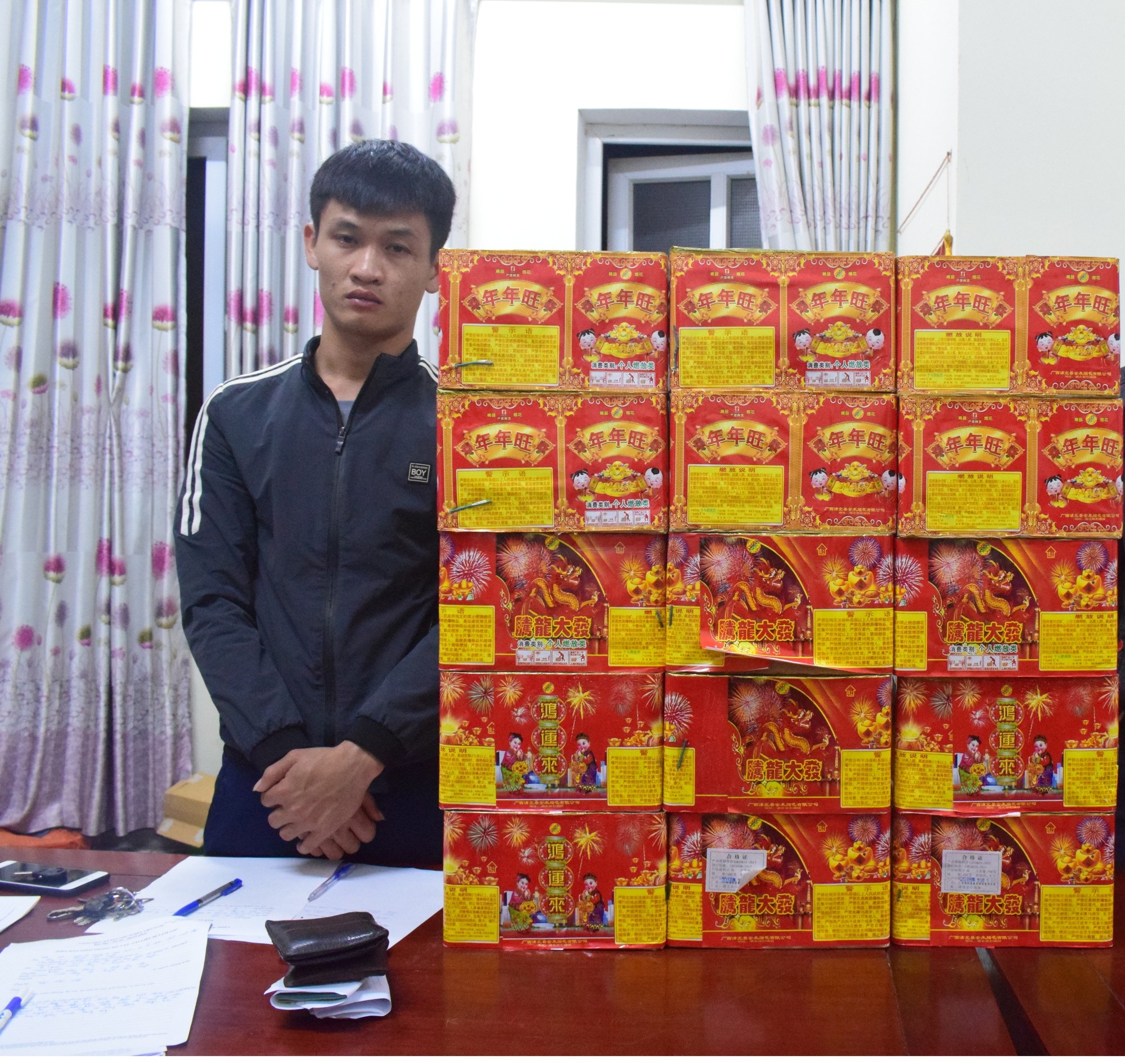Bắt nam thanh niên “ém” 7 yến pháo trong nhà chờ Tết tiêu thụ - Ảnh 1. Bắt nam thanh niên “ém” 7 yến pháo trong nhà chờ Tết tiêu thụ - Ảnh 1.
