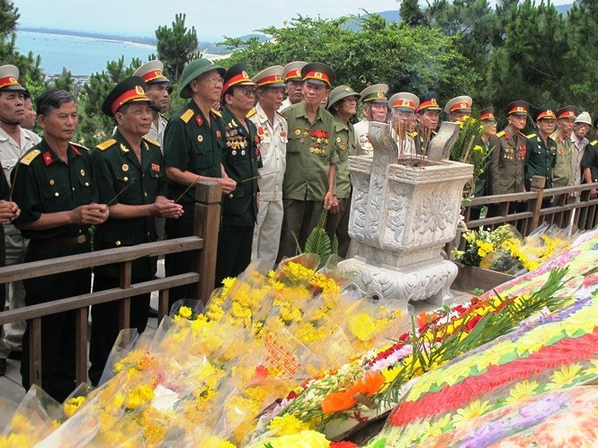 Người lính quân hàm xanh canh gác mộ Đại tướng Võ Nguyên Giáp - Ảnh 1. Người lính quân hàm xanh canh gác mộ Đại tướng Võ Nguyên Giáp - Ảnh 1.