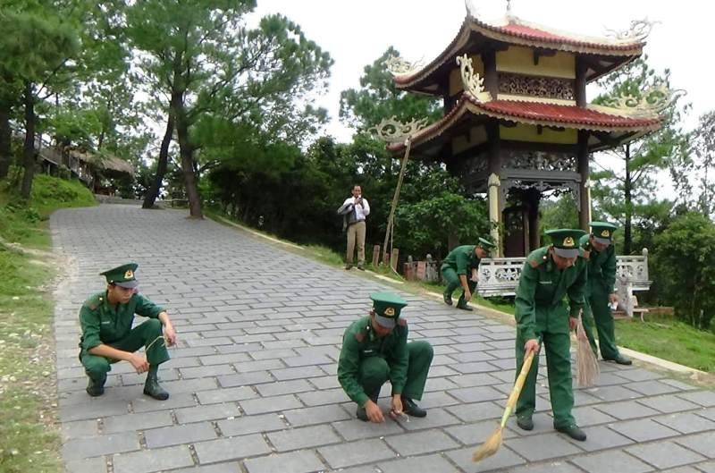 Người lính quân hàm xanh canh gác mộ Đại tướng Võ Nguyên Giáp - Ảnh 3. Người lính quân hàm xanh canh gác mộ Đại tướng Võ Nguyên Giáp - Ảnh 3.