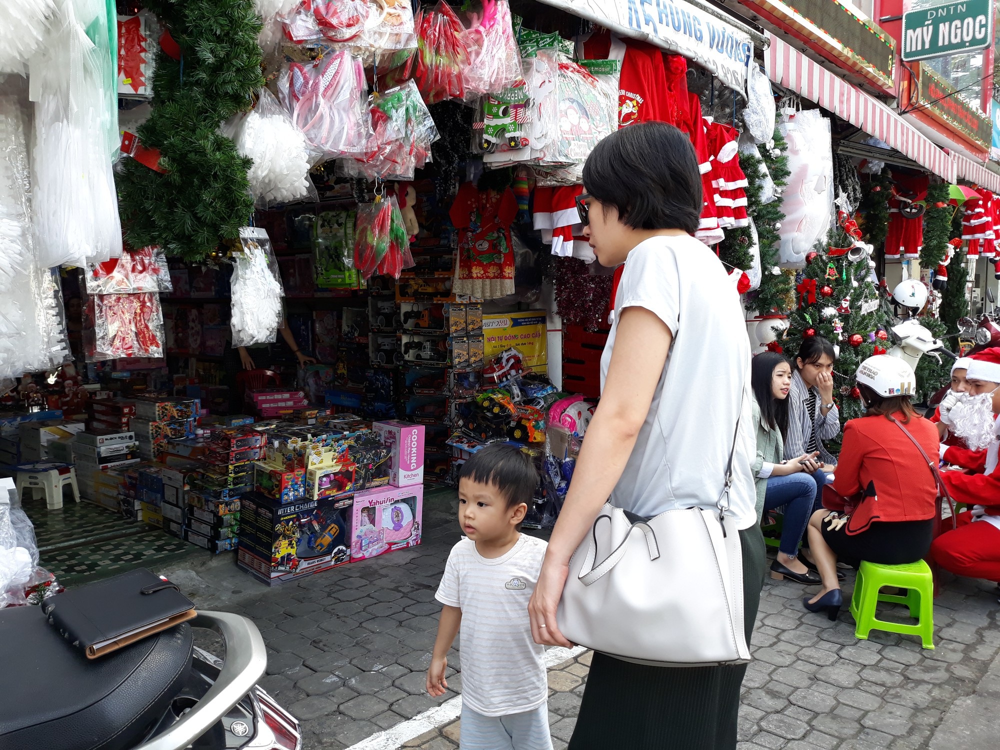 Người Đà Nẵng rủ nhau đi sắm đồ trang trí Giáng sinh | Báo Dân trí