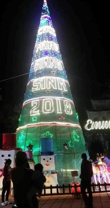 Không khí giáng sinh tràn ngập “kinh đô công giáo” Việt Nam - Ảnh 16. Không khí giáng sinh tràn ngập “kinh đô công giáo” Việt Nam - Ảnh 16.