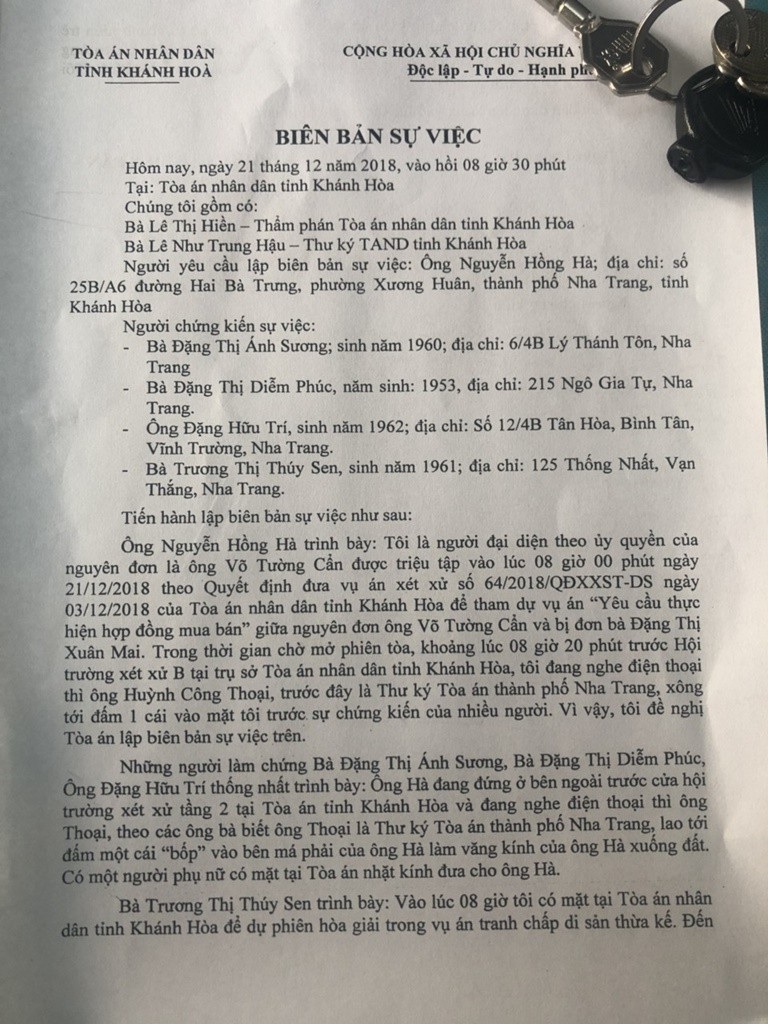 Một luật sư bất ngờ bị hành hung trong lúc chờ xử án - Ảnh 2. Một luật sư bất ngờ bị hành hung trong lúc chờ xử án - Ảnh 2.