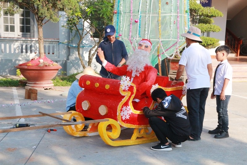 Không khí giáng sinh tràn ngập “kinh đô công giáo” Việt Nam - Ảnh 13. Không khí giáng sinh tràn ngập “kinh đô công giáo” Việt Nam - Ảnh 13.