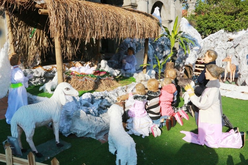 Không khí giáng sinh tràn ngập “kinh đô công giáo” Việt Nam - Ảnh 7. Không khí giáng sinh tràn ngập “kinh đô công giáo” Việt Nam - Ảnh 7.