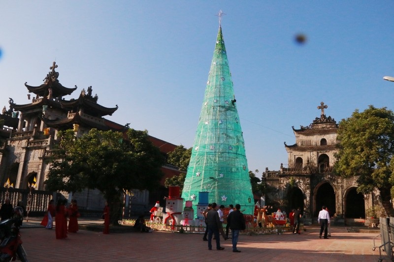 Không khí giáng sinh tràn ngập “kinh đô công giáo” Việt Nam - Ảnh 3. Không khí giáng sinh tràn ngập “kinh đô công giáo” Việt Nam - Ảnh 3.