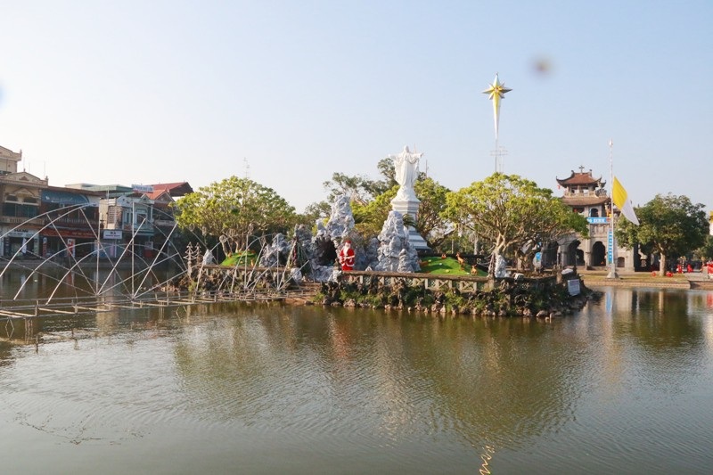 Không khí giáng sinh tràn ngập “kinh đô công giáo” Việt Nam - Ảnh 2. Không khí giáng sinh tràn ngập “kinh đô công giáo” Việt Nam - Ảnh 2.