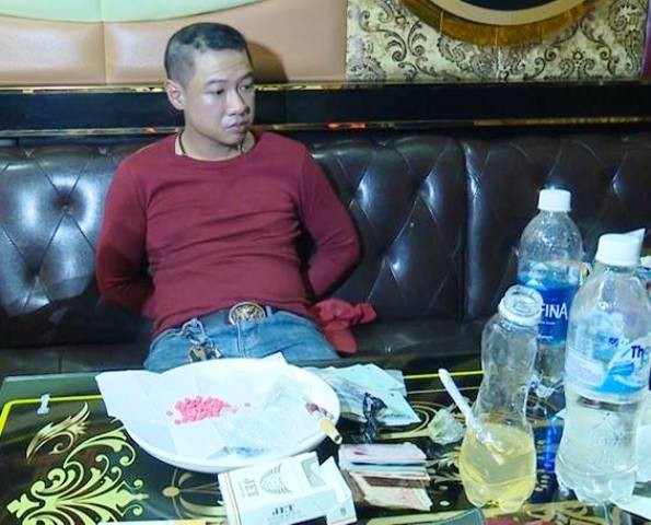 Bắt quả tang 6 đối tượng mua bán, sử dụng ma túy trong quán karaoke, internet - Ảnh 5. Bắt quả tang 6 đối tượng mua bán, sử dụng ma túy trong quán karaoke, internet - Ảnh 5.