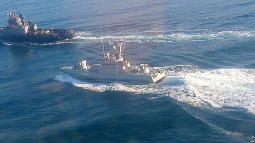 Bão tố trên biển Đen - 1
Ảnh của Tổng cục An ninh Liên bang Nga (FSB) cho thấy tàu Nga và tàu Ukraine đối đầu ngoài khơi bờ biển bán đảo Crimea hôm 25-11 Ảnh: TASS