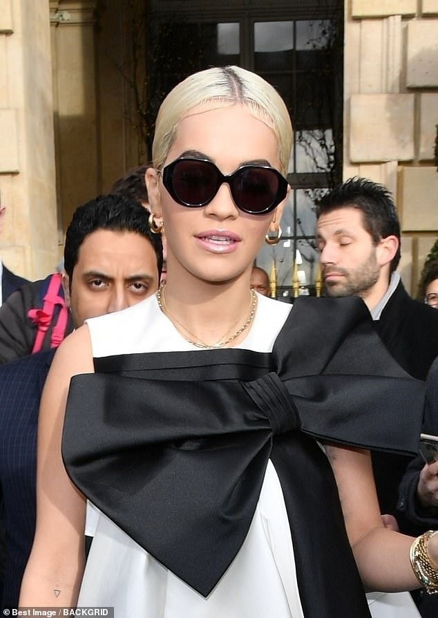 Rita Ora sành điệu ra phố - Ảnh 4. Rita Ora sành điệu ra phố - Ảnh 4.