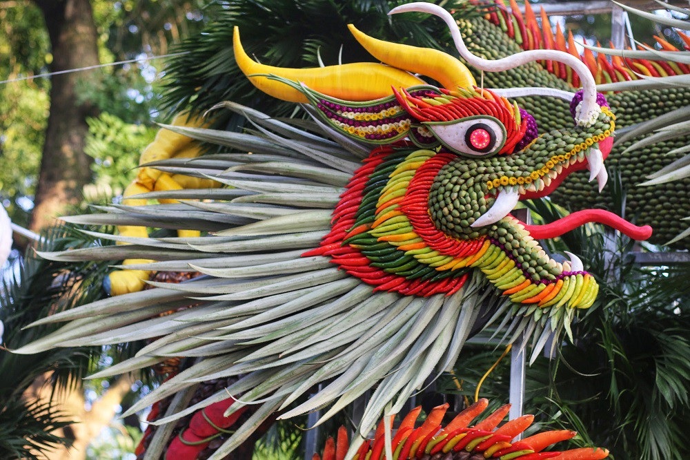 Mãn nhãn tác phẩm hình rồng “khổng lồ” được tạo từ 1,2 tấn hoa quả ở Hà Nội - Ảnh 2. Mãn nhãn tác phẩm hình rồng “khổng lồ” được tạo từ 1,2 tấn hoa quả ở Hà Nội - Ảnh 2.