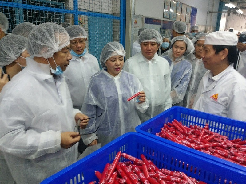 Bộ trưởng Y tế thị sát vấn đề an toàn thực phẩm tại Sài Gòn - Ảnh 1. Bộ trưởng Y tế thị sát vấn đề an toàn thực phẩm tại Sài Gòn - Ảnh 1.