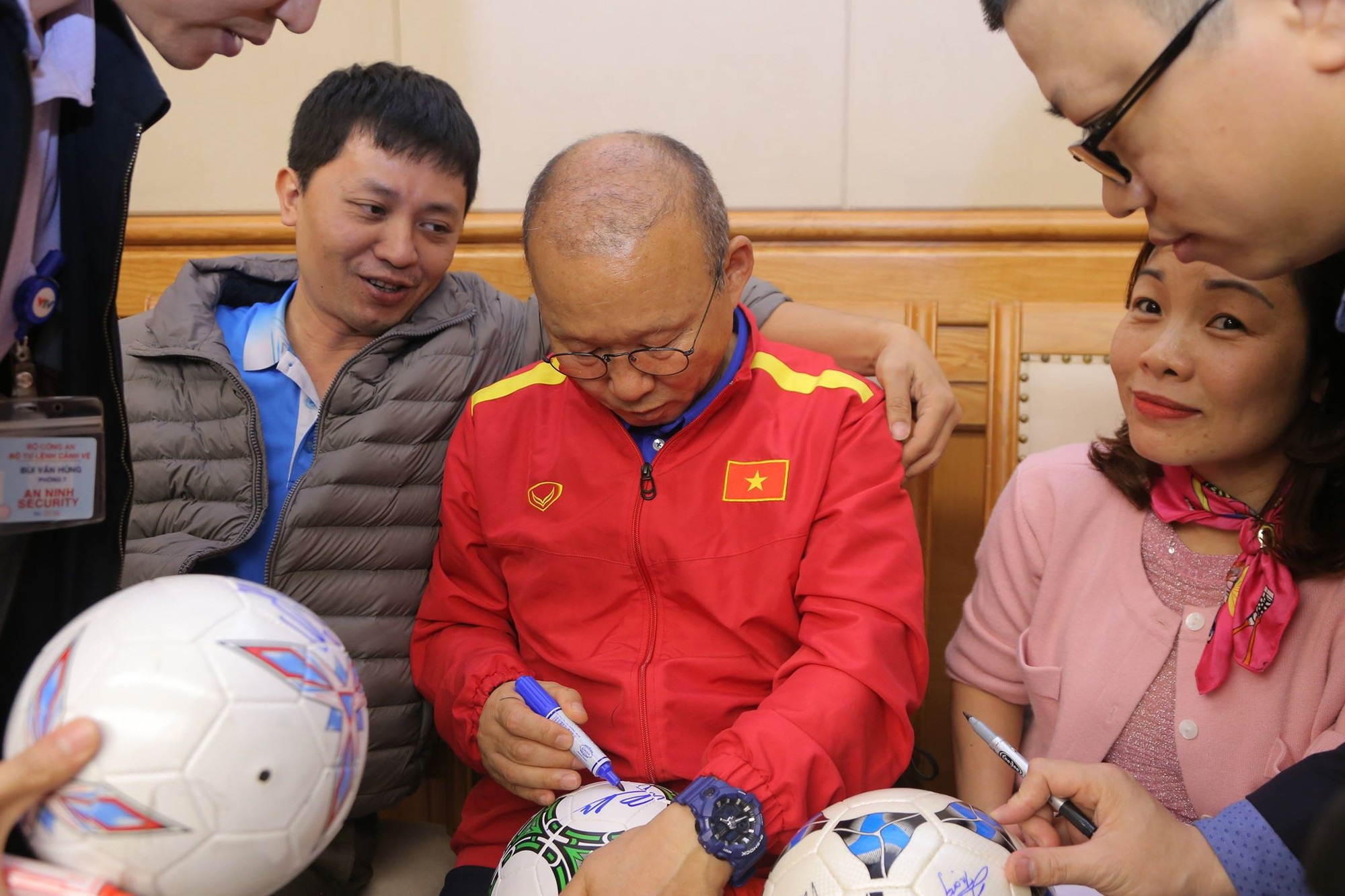 Thủ tướng gặp mặt, khen thưởng thầy trò HLV Park Hang Seo - Ảnh 4.