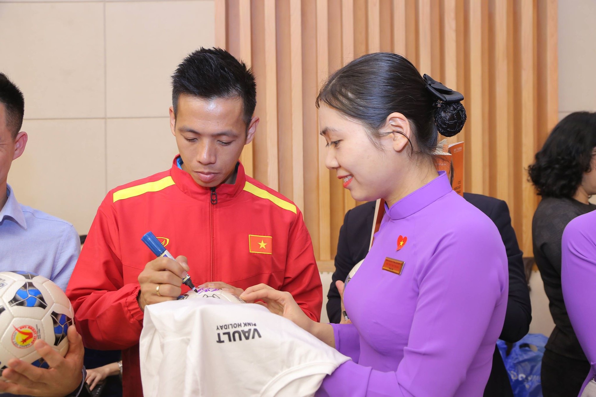 Thủ tướng gặp mặt, khen thưởng thầy trò HLV Park Hang Seo - Ảnh 8.