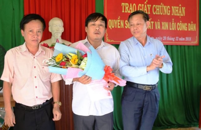 Lãnh đạo huyện trực tiếp xin lỗi dân vì chậm cấp sổ đỏ - Ảnh 1. Lãnh đạo huyện trực tiếp xin lỗi dân vì chậm cấp sổ đỏ - Ảnh 1.