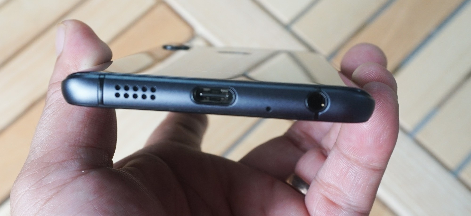 Mở hộp và trên tay nhanh Vsmart Active 1 giá 4,99 triệu đồng - Ảnh 6. Mở hộp và trên tay nhanh Vsmart Active 1 giá 4,99 triệu đồng - Ảnh 6.