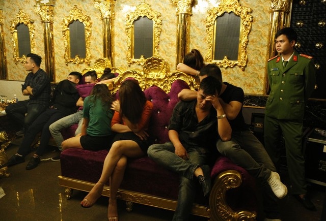 Bắt quả tang phó giám đốc ngân hàng, giáo viên nữ đập đá trong quán karaoke - Ảnh 1. Bắt quả tang phó giám đốc ngân hàng, giáo viên nữ đập đá trong quán karaoke - Ảnh 1.