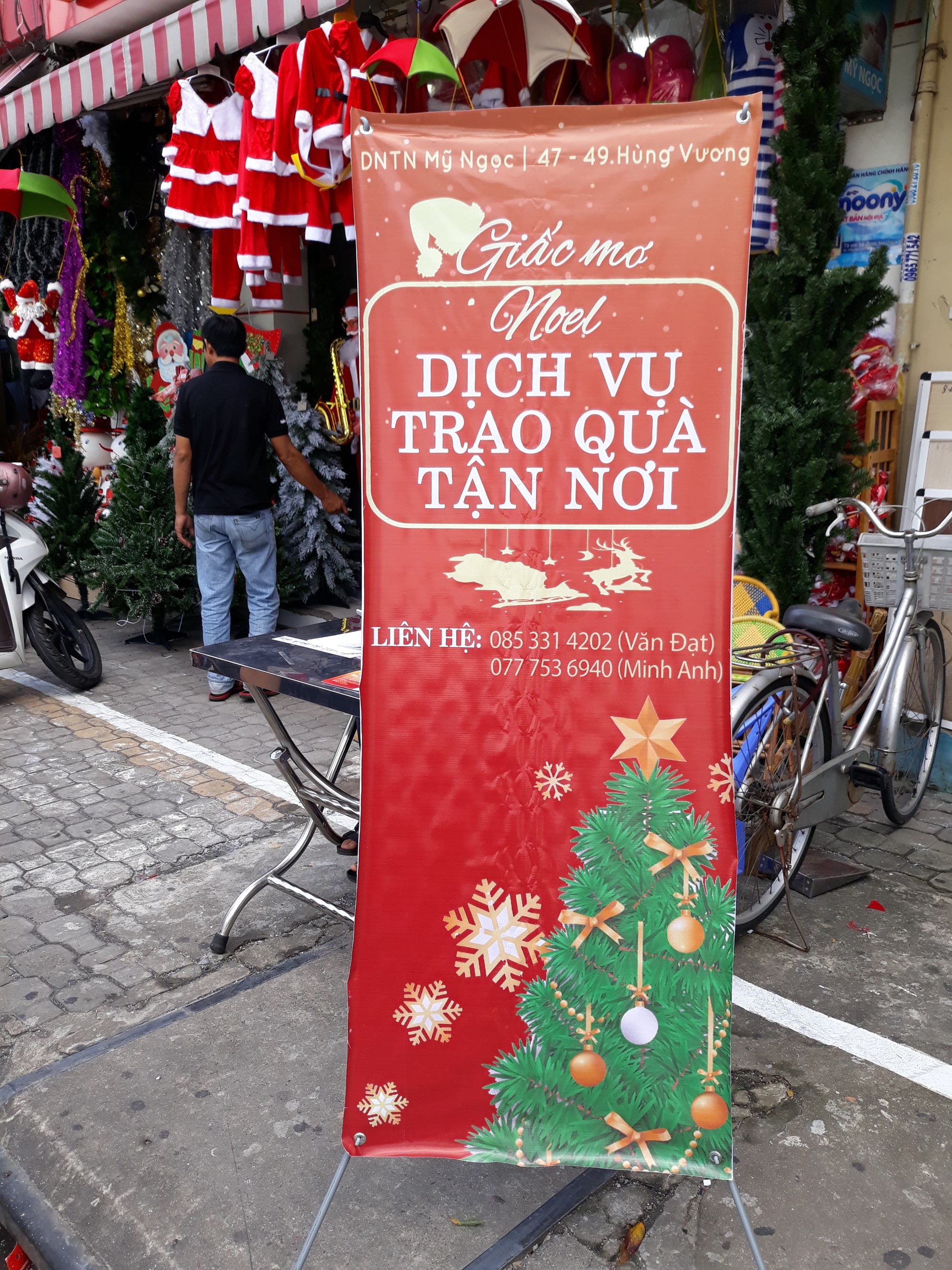 Ông già Noel xuống phố chào khách đi tặng quà - Ảnh 2. Ông già Noel xuống phố chào khách đi tặng quà - Ảnh 2.