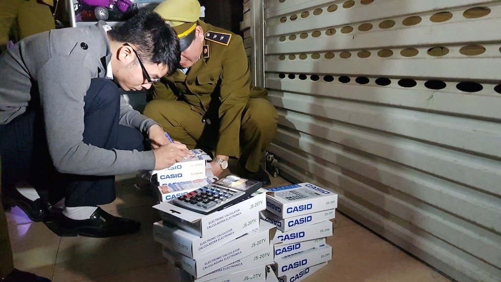 Kiểm tra phát hiện hàng loạt điểm bán máy tính Casio “nhái” - Ảnh 8. Kiểm tra phát hiện hàng loạt điểm bán máy tính Casio “nhái” - Ảnh 8.