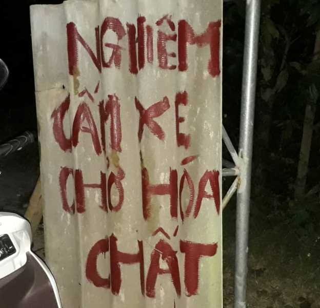 Nghi xe chở hóa chất độc hại, dân chặn đường không cho xe vào nhà máy - Ảnh 1. Nghi xe chở hóa chất độc hại, dân chặn đường không cho xe vào nhà máy - Ảnh 1.