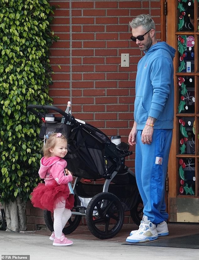Rocker nhóm Maroon 5 đưa con gái cưng ra phố - Ảnh 2. Rocker nhóm Maroon 5 đưa con gái cưng ra phố - Ảnh 2.