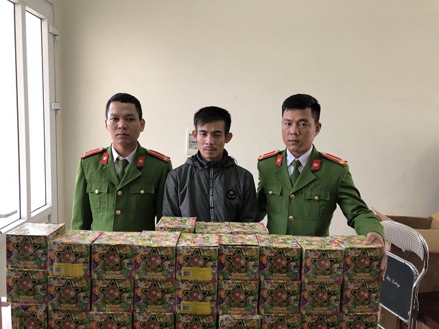 Nóng tình trạng buôn bán pháo dịp cuối năm - Ảnh 1. Nóng tình trạng buôn bán pháo dịp cuối năm - Ảnh 1.