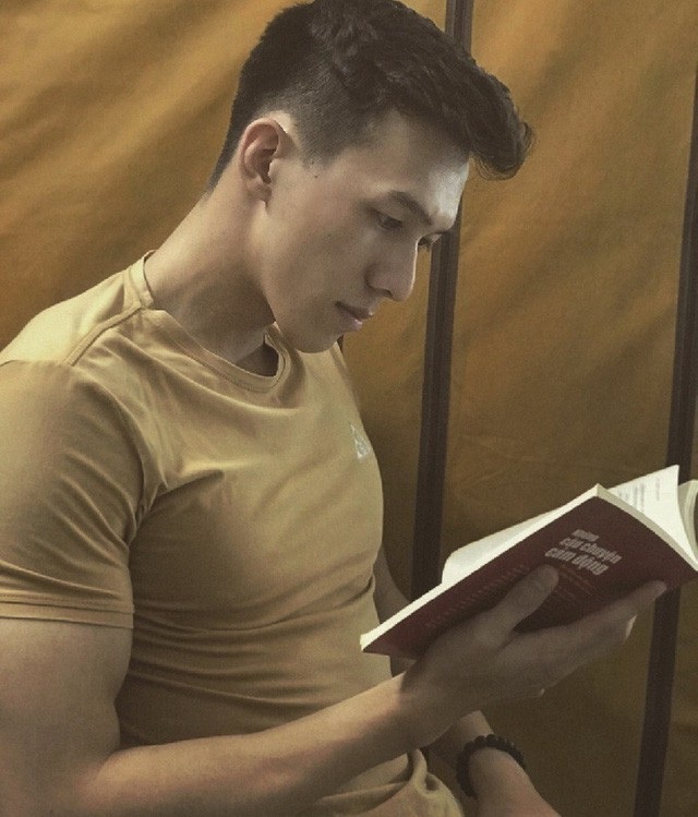 Không chỉ điển trai, Đức Hoài còn rất thích chơi thể thao nhất là bóng đá, hiện tại Hoài cũng đang đảm nhận vai trò thủ môn cho khoa Răng - Hàm - Mặt. Ngoài bóng đá, 9x còn biết chơi bóng chuyền và bóng rổ.