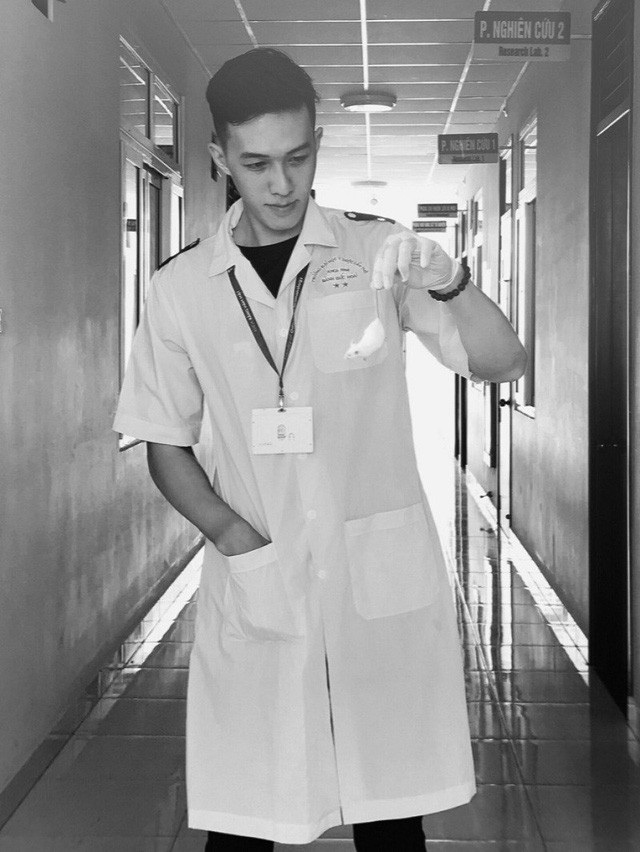 Đức Hoài (sinh năm 1996) có ông nội là người gốc Hoa, bà nội lai Việt - Pháp nên được thừa hưởng nét đẹp cùng chiều cao ấn tượng 1m86. Không chỉ điển trai, nam sinh này còn đa tài khi vừa chơi thể thao giỏi lại thạo ngoại ngữ.