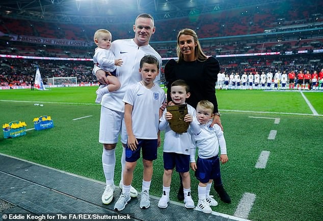 Coleen Rooney đã lấy lại dáng thon sau khi sinh con thứ 4 - Ảnh 10. Coleen Rooney đã lấy lại dáng thon sau khi sinh con thứ 4 - Ảnh 10.