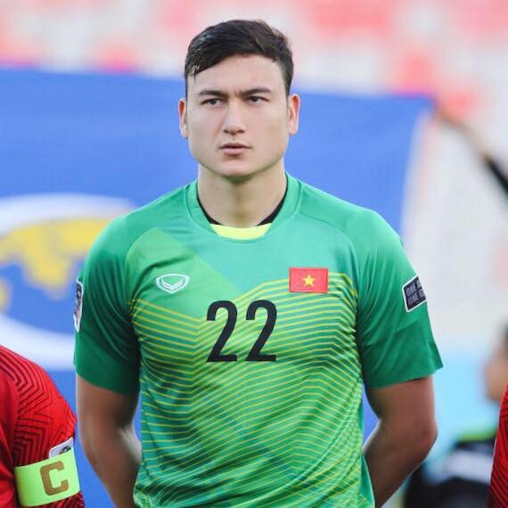 Đặng Văn Lâm (25 tuổi) còn được mọi người biết đến với tên gọi Lâm Tây bởi vẻ ngoài “soái tây” và bản thân anh chàng cũng mang trong mình 2 dòng máu Việt - Nga. Lâm Tây có bố là người Việt, mẹ là người Nga và Lâm cũng được sinh ra tại xứ sở bạch dương.