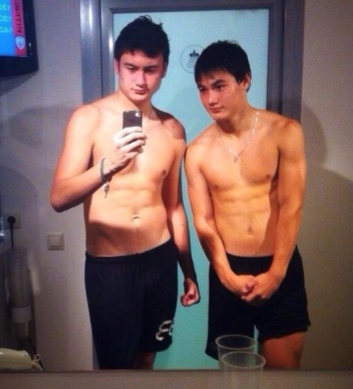 Khá kín tiếng trong đời tư nên dân mạng chỉ thấy Văn Mạnh cũng sở hữu thân hình 6 múi “đốn tim” nhiều cô gái như người anh trai của mình. Hiện tại Mạnh đang sống tại Moscow (Nga) cùng cha mẹ và em gái Thanh Giang.