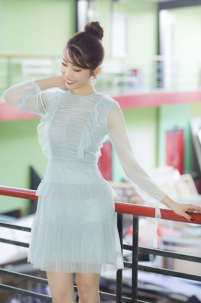 “Hân Hoa hậu” “Gạo nếp gạo tẻ” đỡ Phương Hằng suýt ngã sấp mặt trên sân khấu - Ảnh 4. “Hân Hoa hậu” “Gạo nếp gạo tẻ” đỡ Phương Hằng suýt ngã sấp mặt trên sân khấu - Ảnh 4.