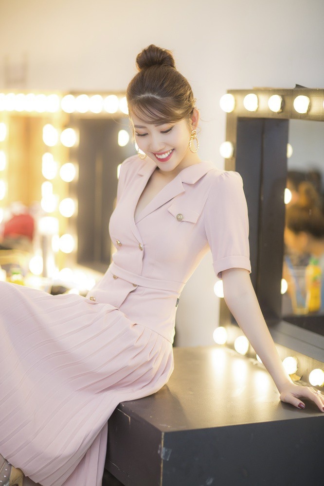 “Hân Hoa hậu” “Gạo nếp gạo tẻ” đỡ Phương Hằng suýt ngã sấp mặt trên sân khấu - Ảnh 7. “Hân Hoa hậu” “Gạo nếp gạo tẻ” đỡ Phương Hằng suýt ngã sấp mặt trên sân khấu - Ảnh 7.