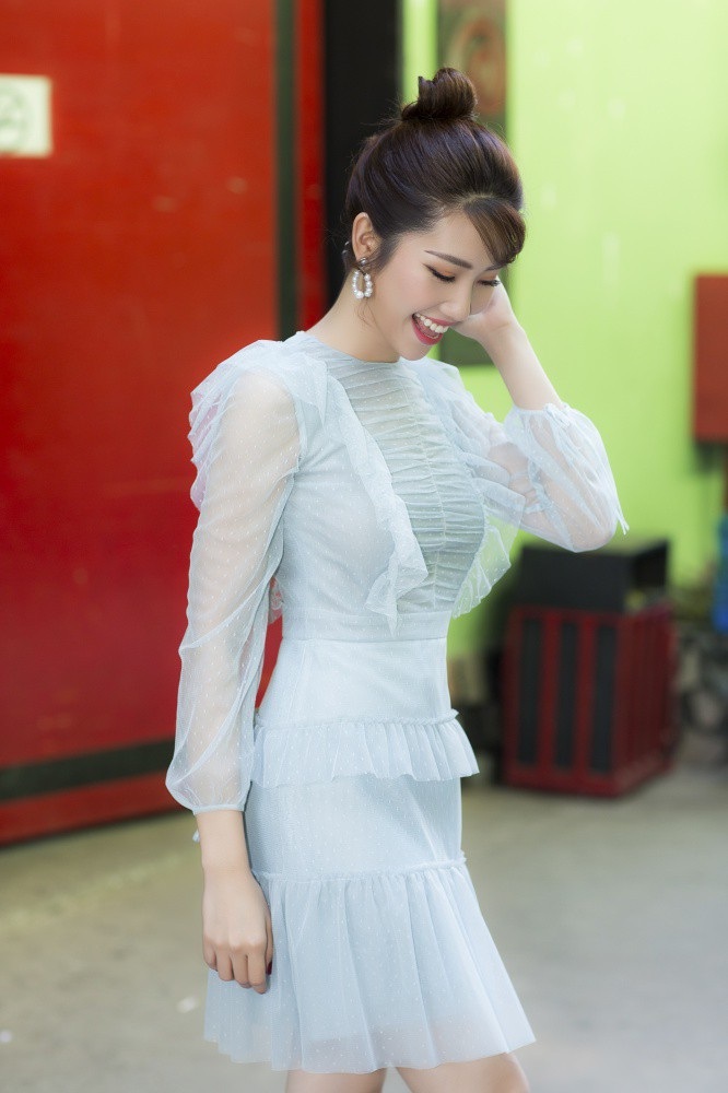 “Hân Hoa hậu” “Gạo nếp gạo tẻ” đỡ Phương Hằng suýt ngã sấp mặt trên sân khấu - Ảnh 5. “Hân Hoa hậu” “Gạo nếp gạo tẻ” đỡ Phương Hằng suýt ngã sấp mặt trên sân khấu - Ảnh 5.