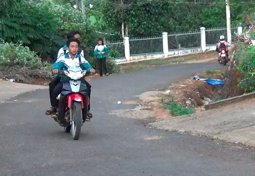 Nhà trường giữ xe, học sinh phổ thông vô tư đi xe máy đến trường ? - Ảnh 4. Nhà trường giữ xe, học sinh phổ thông vô tư đi xe máy đến trường ? - Ảnh 4.