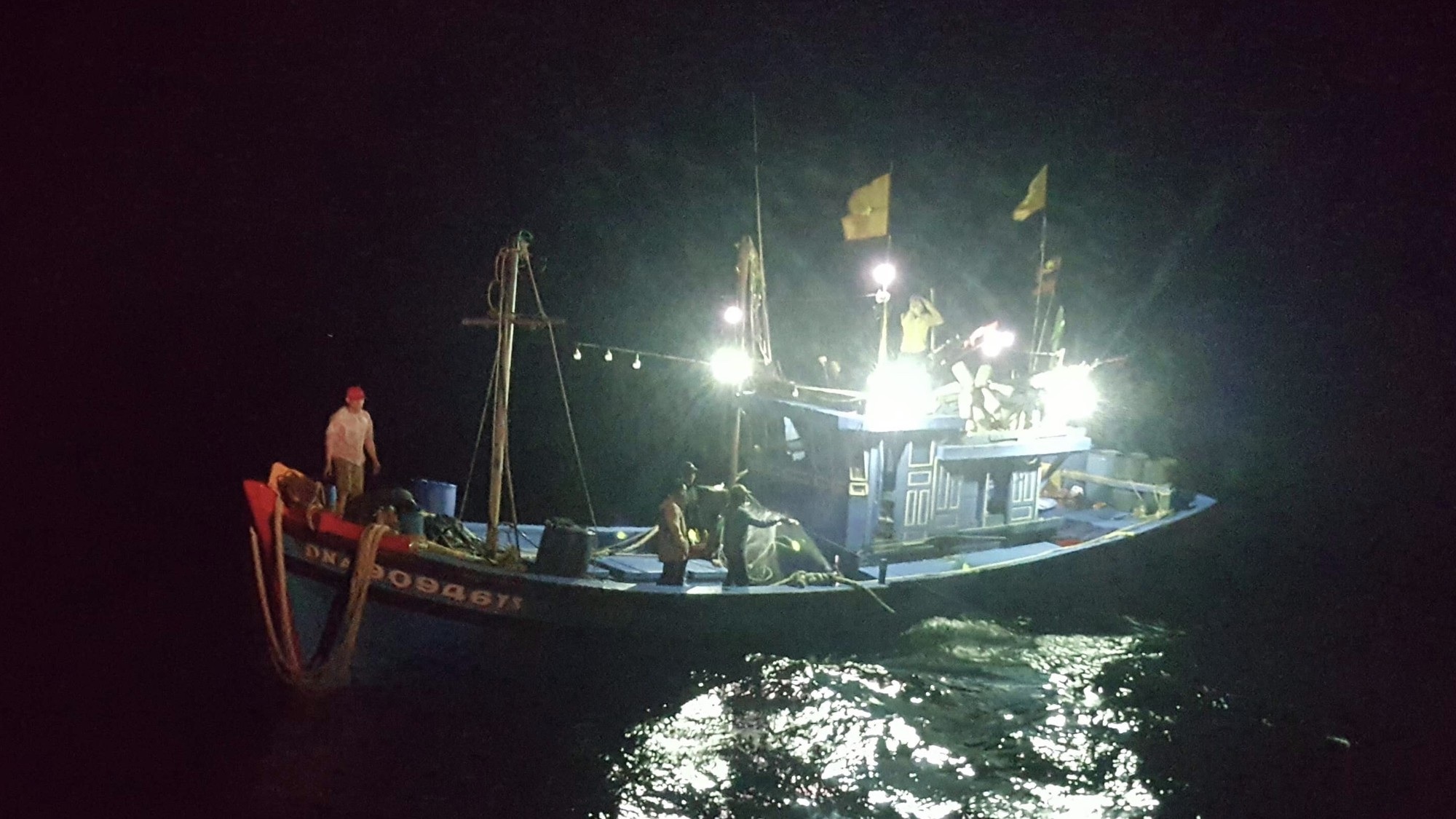 Cứu 8 người gặp nạn giữa mưa giông trên biển - Ảnh 2. Cứu 8 người gặp nạn giữa mưa giông trên biển - Ảnh 2.