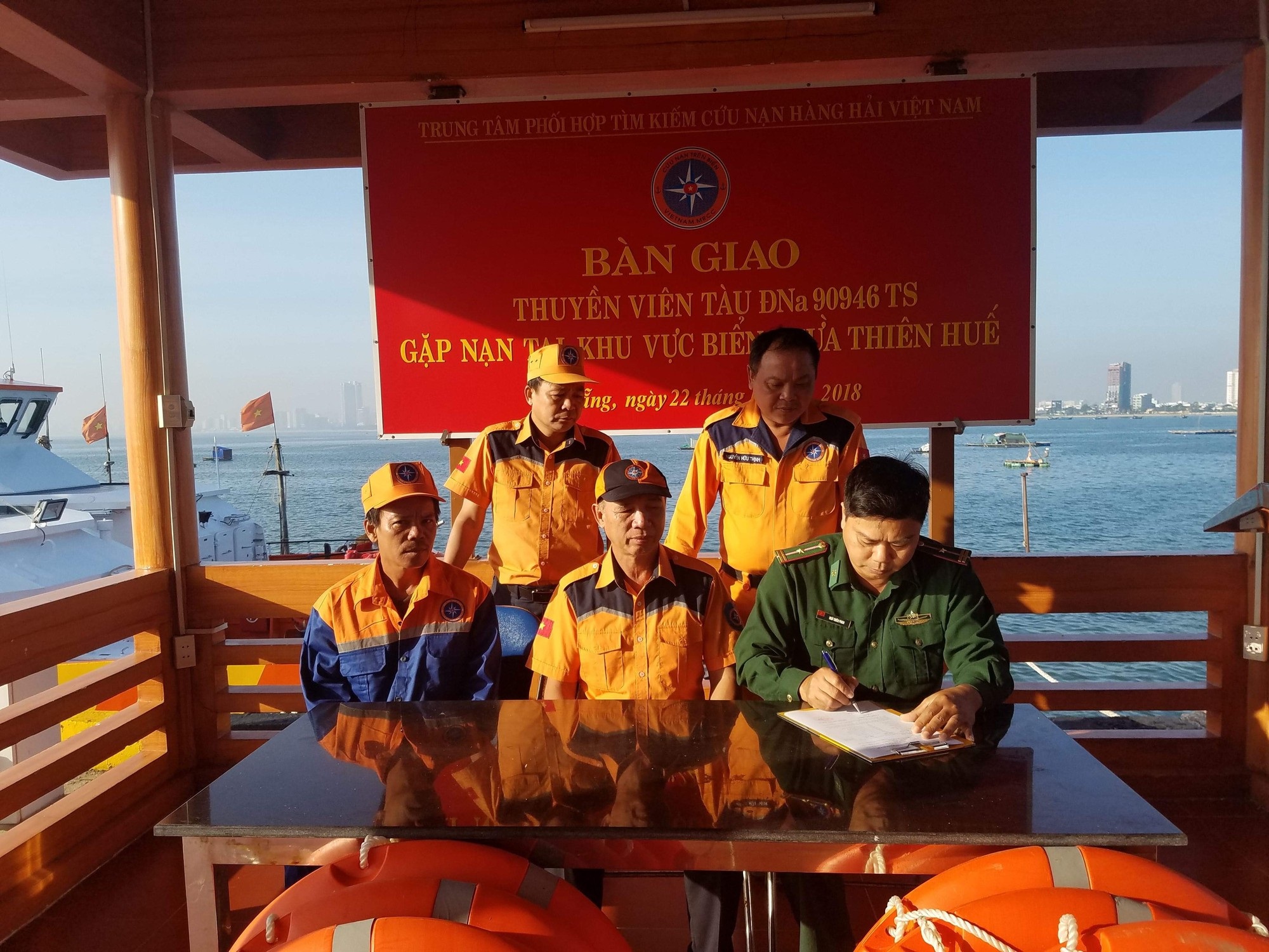 Cứu 8 người gặp nạn giữa mưa giông trên biển - Ảnh 1. Cứu 8 người gặp nạn giữa mưa giông trên biển - Ảnh 1.