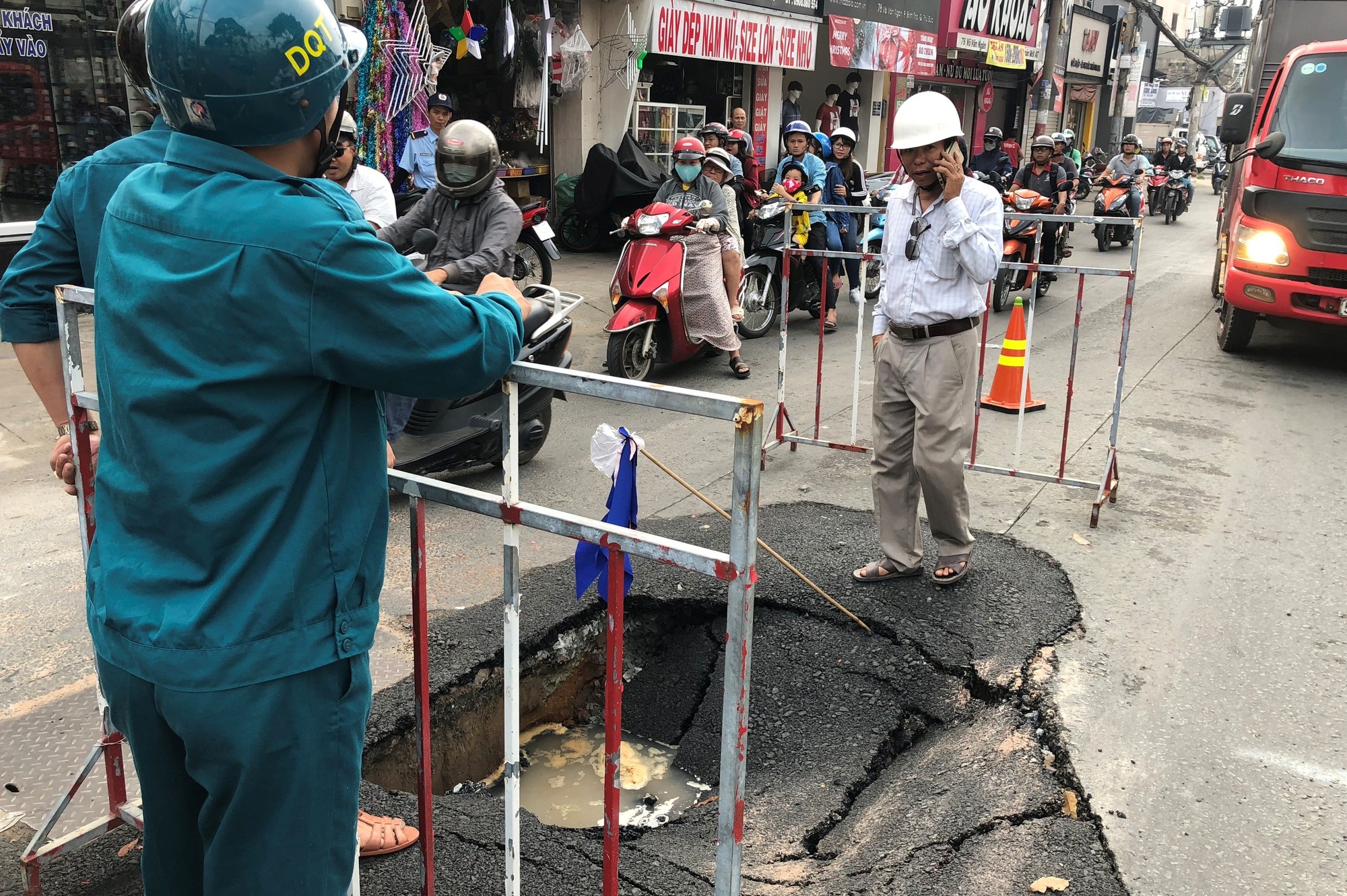 “Hố tử thần” bất ngờ xuất hiện trước lễ Giáng sinh ở Sài Gòn - Ảnh 3. “Hố tử thần” bất ngờ xuất hiện trước lễ Giáng sinh ở Sài Gòn - Ảnh 3.