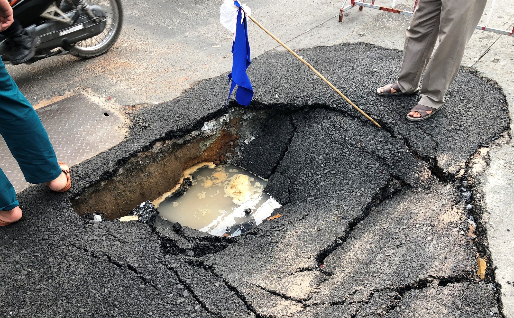 “Hố tử thần” bất ngờ xuất hiện trước lễ Giáng sinh ở Sài Gòn - Ảnh 1. “Hố tử thần” bất ngờ xuất hiện trước lễ Giáng sinh ở Sài Gòn - Ảnh 1.