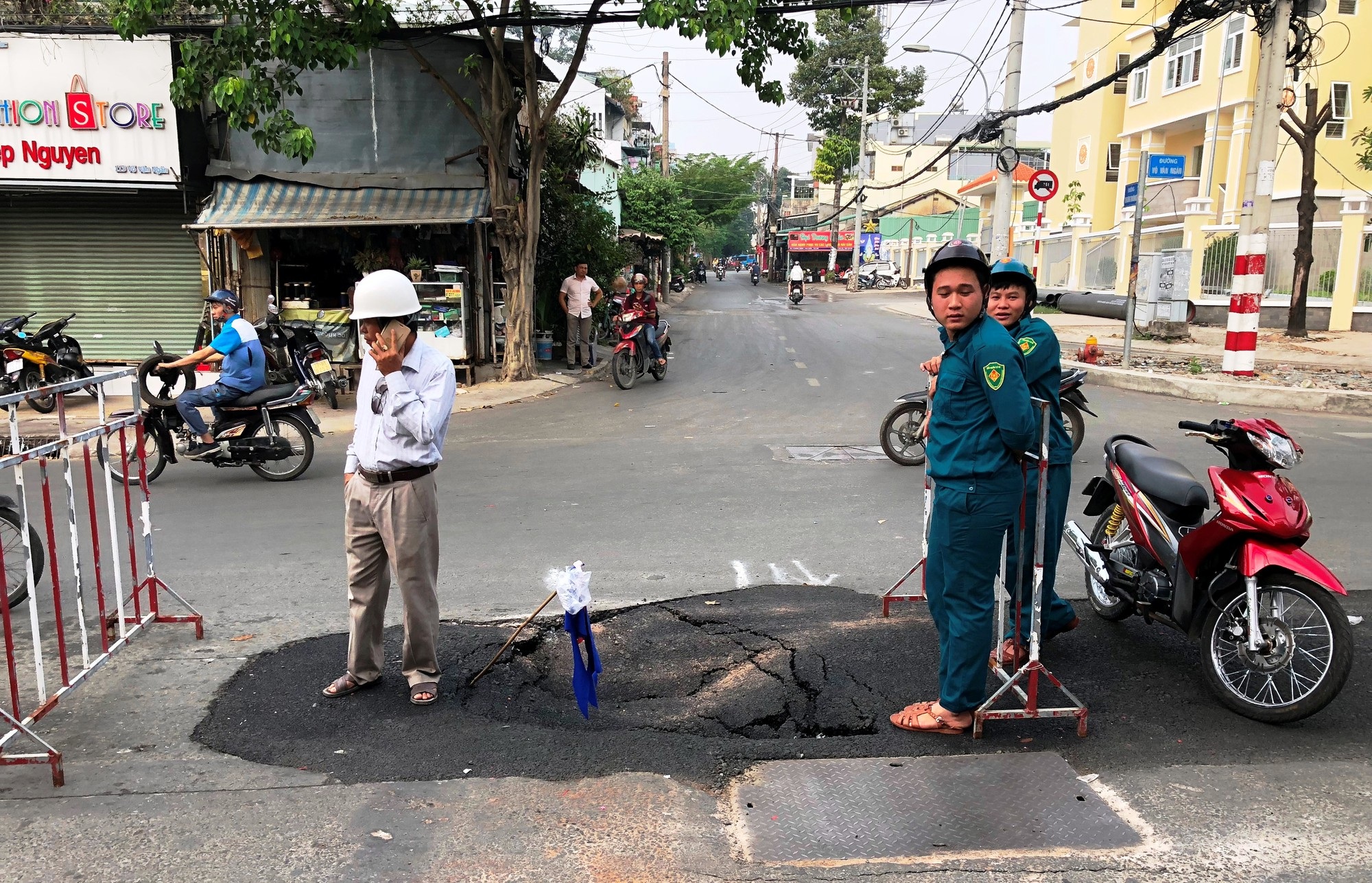“Hố tử thần” bất ngờ xuất hiện trước lễ Giáng sinh ở Sài Gòn - Ảnh 2. “Hố tử thần” bất ngờ xuất hiện trước lễ Giáng sinh ở Sài Gòn - Ảnh 2.