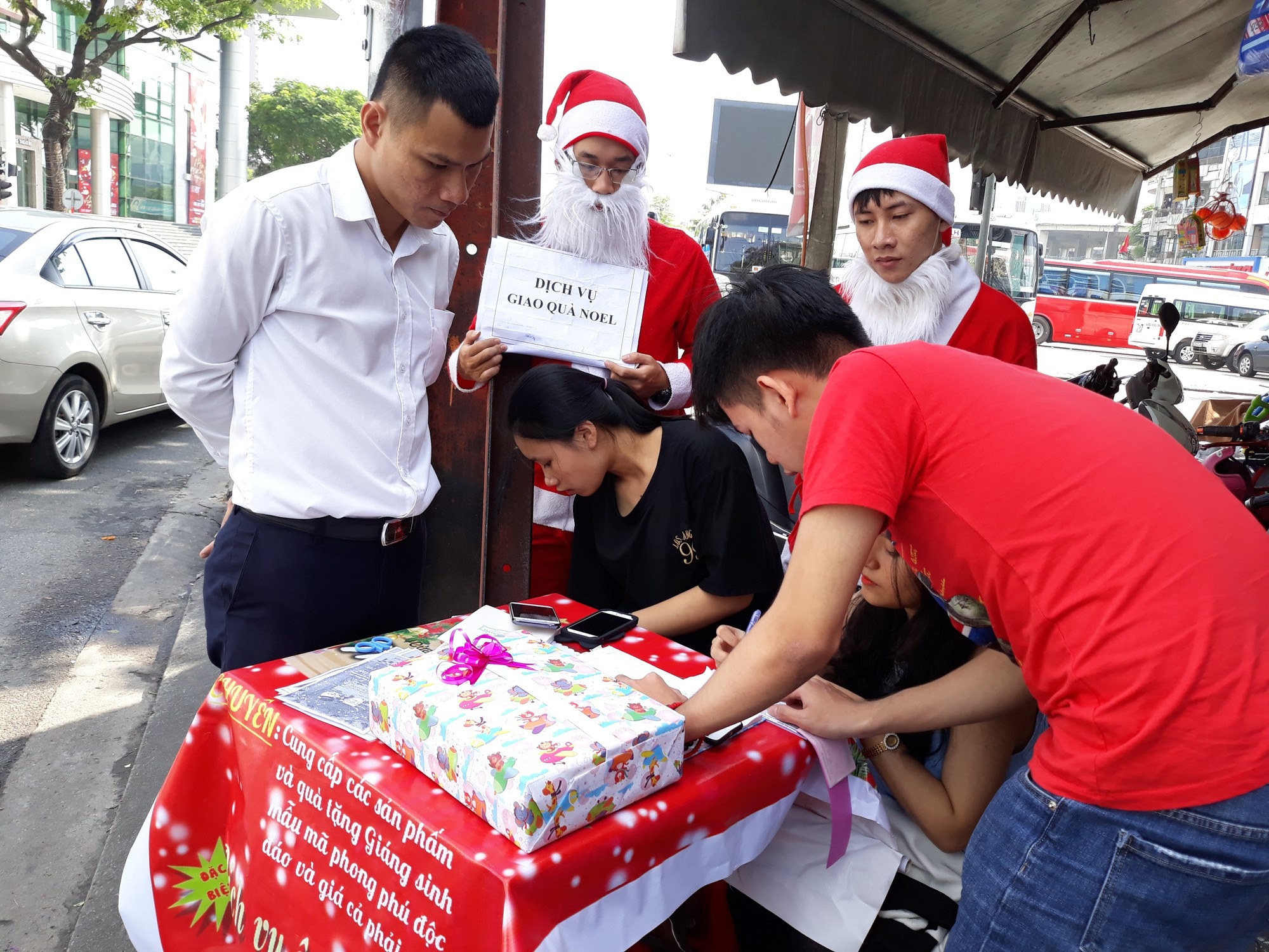 Ông già Noel xuống phố chào khách đi tặng quà - Ảnh 3. Ông già Noel xuống phố chào khách đi tặng quà - Ảnh 3.