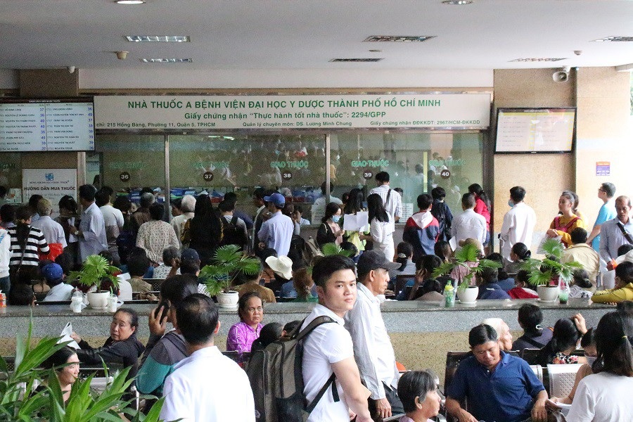 Áp lực quá tải bệnh nhân ngày càng trầm trọng - Ảnh 1. Áp lực quá tải bệnh nhân ngày càng trầm trọng - Ảnh 1.
