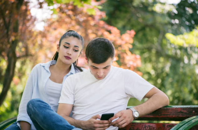 Hốt hoảng khi thấy lịch sử tìm kiếm trên điện thoại của bạn gái - Ảnh 1. Hốt hoảng khi thấy lịch sử tìm kiếm trên điện thoại của bạn gái - Ảnh 1.