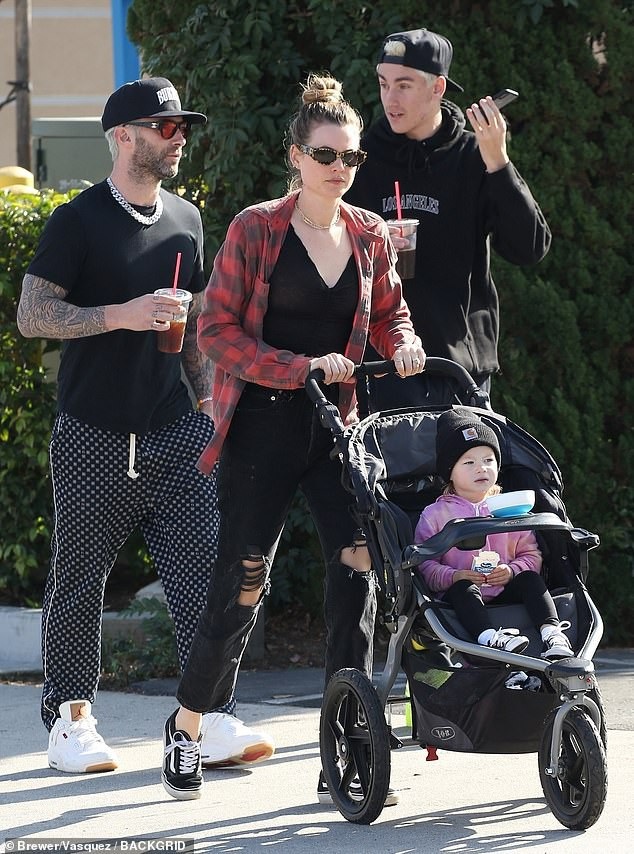 Adam Levine và Behati Prinsloo bình yên nghỉ giáng sinh tại nhà - Ảnh 2.