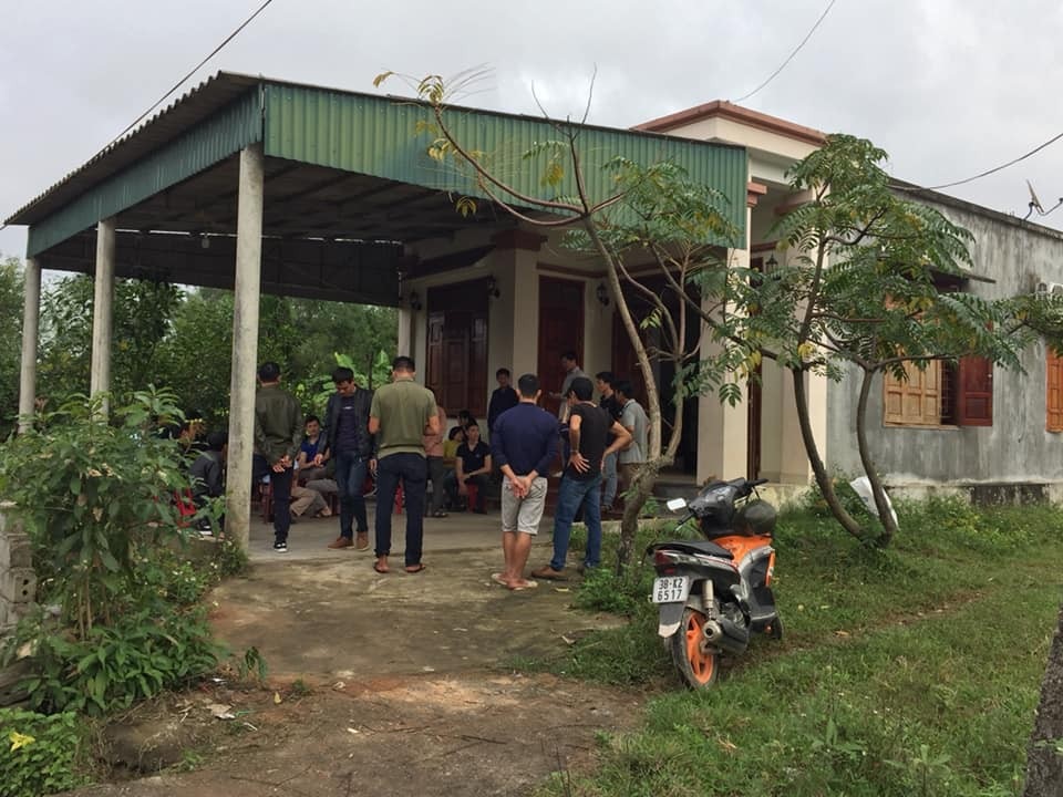 Người mẹ trẻ đổ xăng lên người rồi tự thiêu - Ảnh 1. Người mẹ trẻ đổ xăng lên người rồi tự thiêu - Ảnh 1.