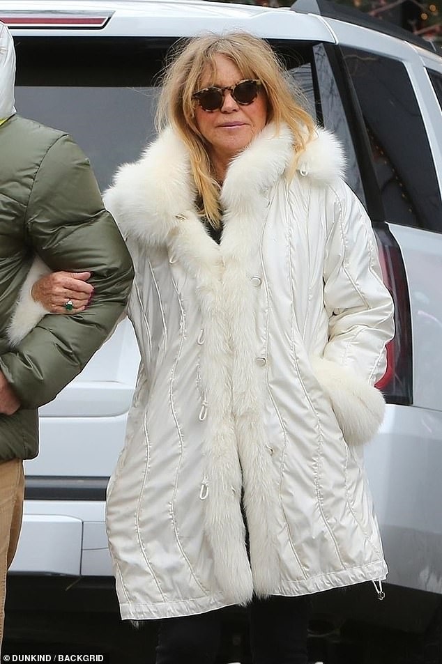 Nữ diễn viên 73 tuổi hạnh phúc bên bạn trai kém 6 tuổi - Ảnh 3. Nữ diễn viên 73 tuổi hạnh phúc bên bạn trai kém 6 tuổi - Ảnh 3.