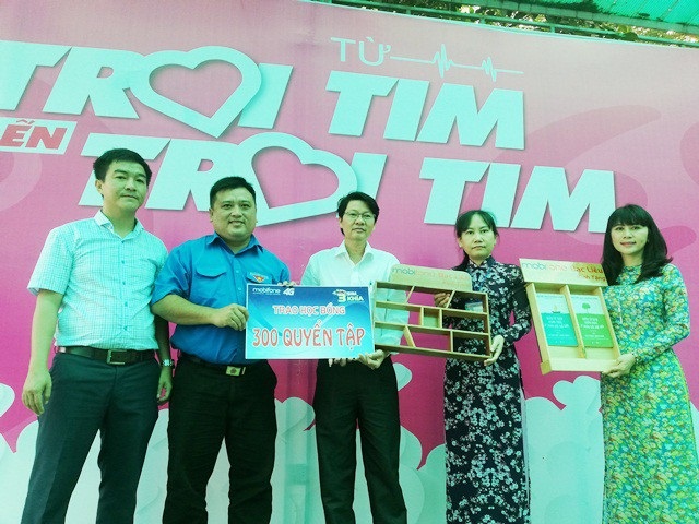 Học sinh rớt nước mắt với chương trình “Từ trái tim đến trái tim” - Ảnh 4. Học sinh rớt nước mắt với chương trình “Từ trái tim đến trái tim” - Ảnh 4.